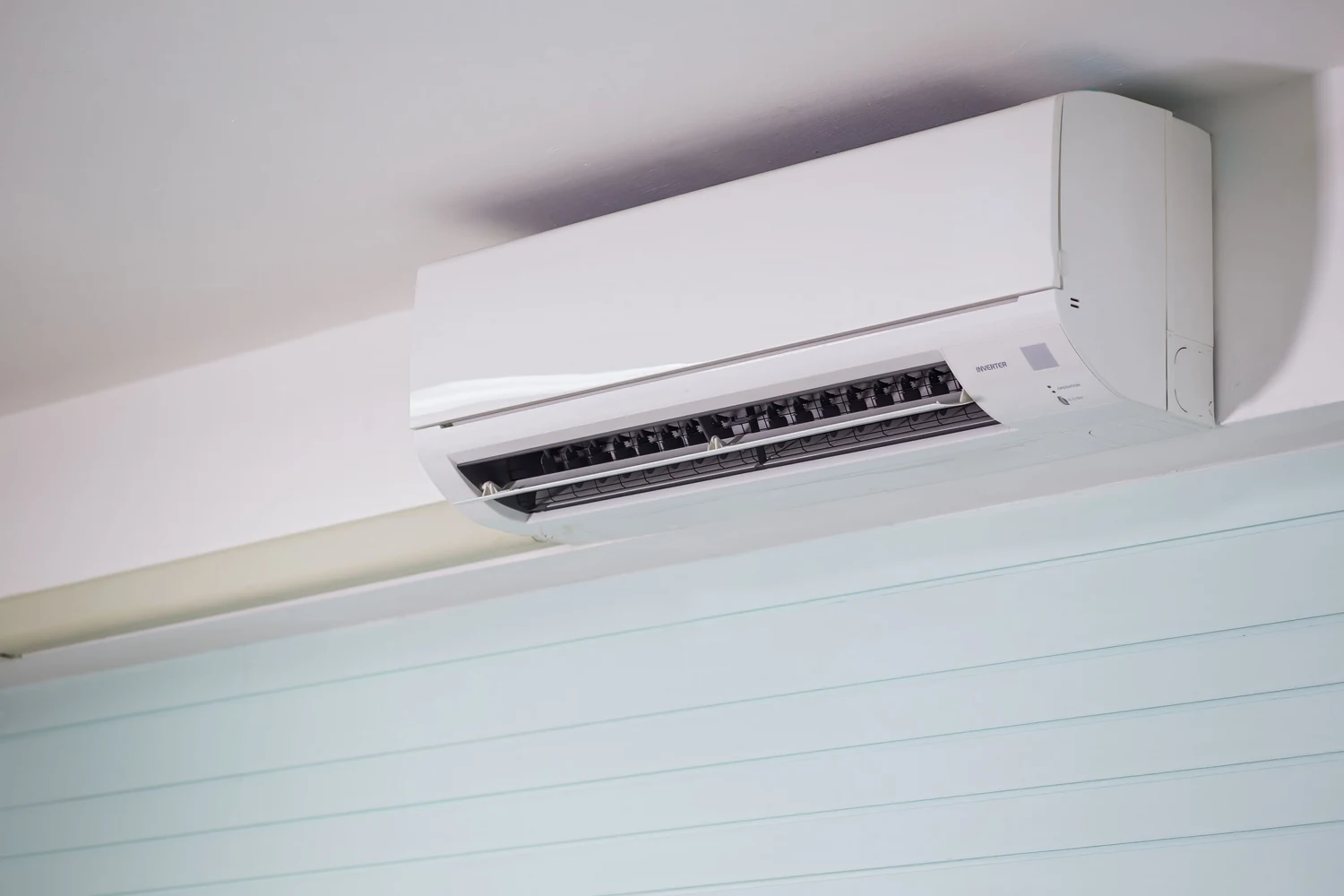 Moderne wandairco in een binnenruimte